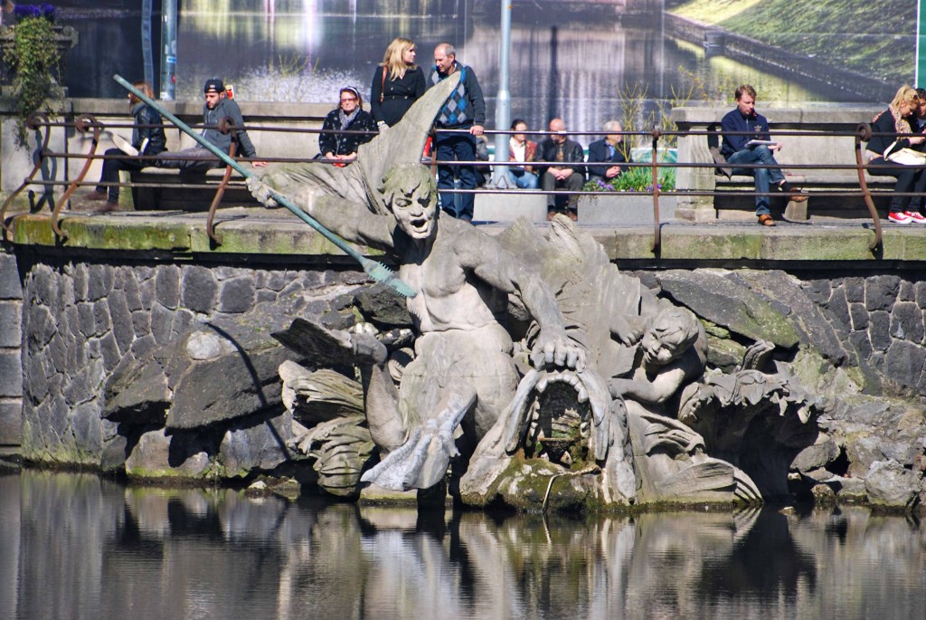 Fuente en el Paseo del Rey, Dusseldorf. Copyright Hernando Reyes.