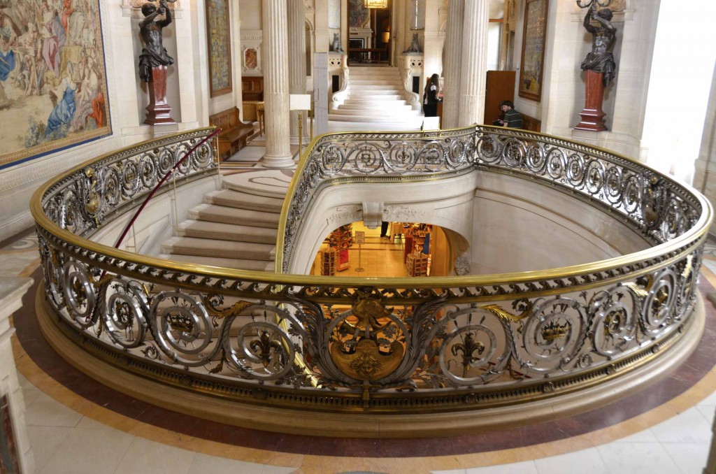 Escalera principal del Castillo de Chantilly, Francia. Copyright Hernando Reyes.