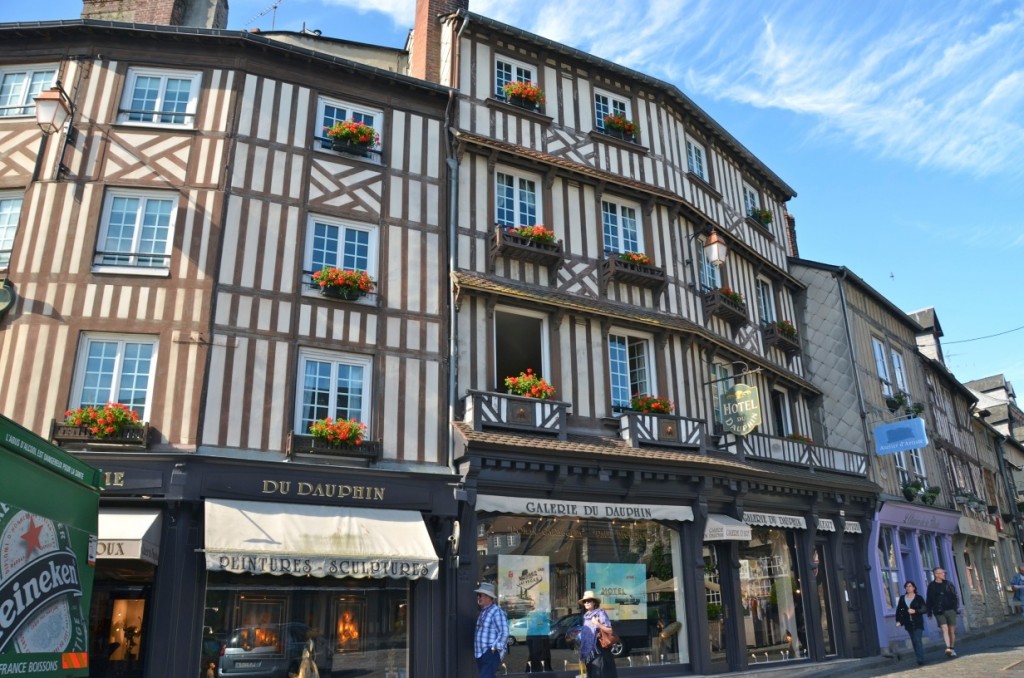 Típica construcción normanda, Honfleur, Francia. Copyright Hernando Reyes.