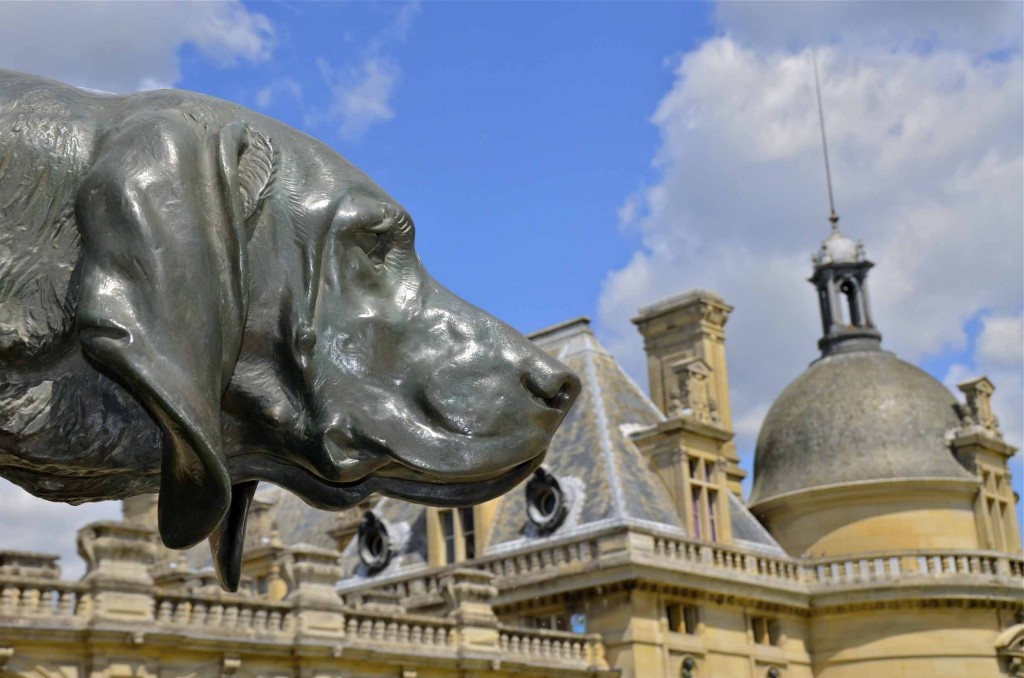 Escultura canina en los jardines del Castillo de Chantilly, Francia. Copyright Hernando Reyes.