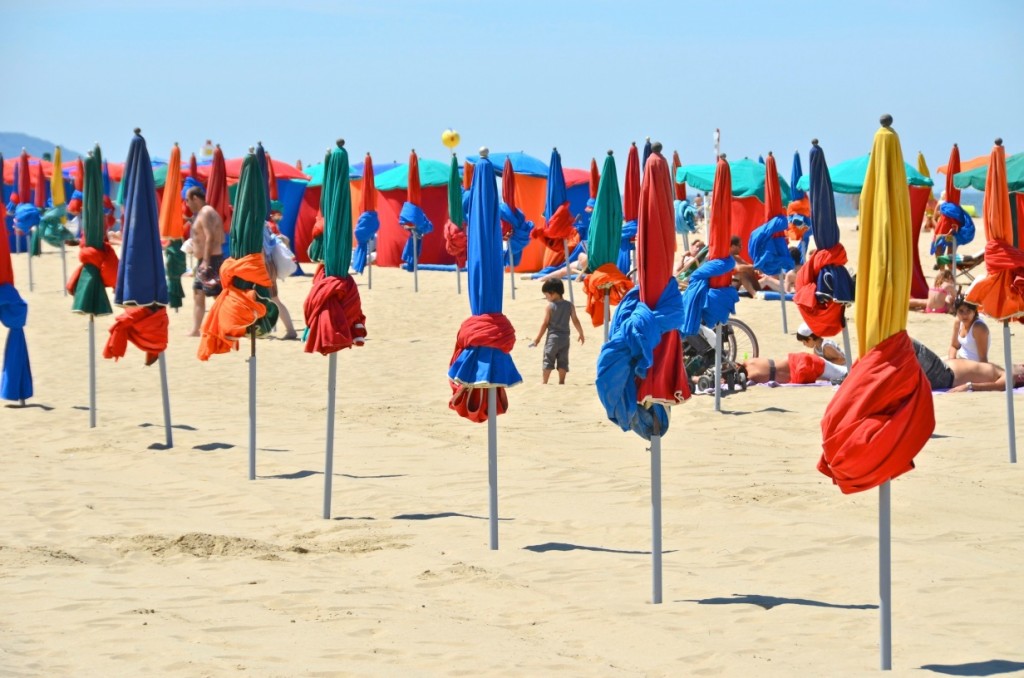 Sombrillas de la playa de Dauville, Francia. Copyright hernando Reyes