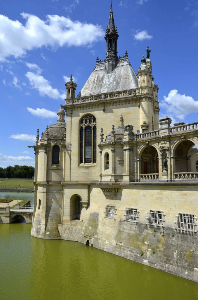 Exterior lateral del Castillo de Chantilly, Francia. Copyright Hernando Reyes