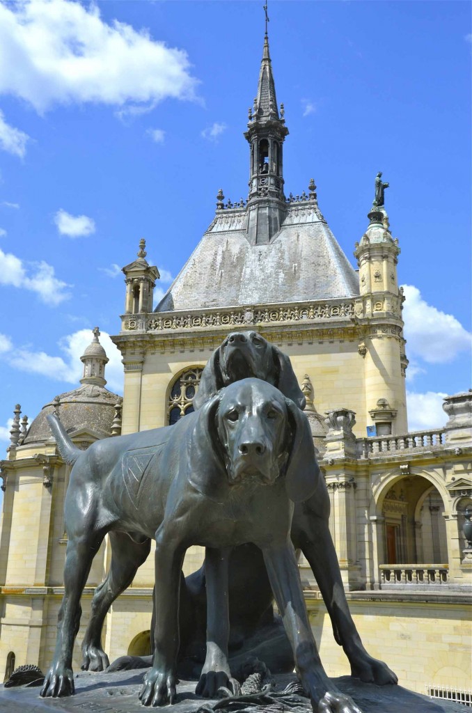 Escultura de perros de caza. Chantilly, Francia. Copyright Hernando Reyes