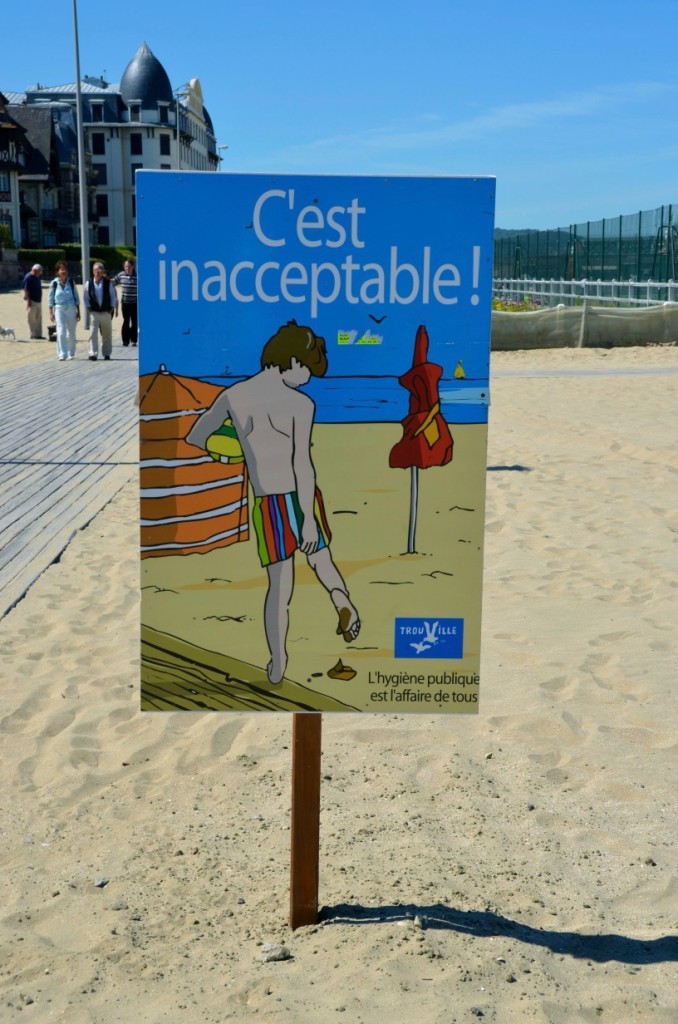 Publicidad Social. Trouville, Francia. Copyright Hernando Reyes