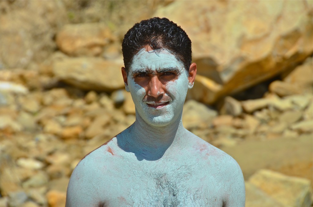 Hassan embarrado. Playa de Las Cuevas. Marruecos. Copyright Hernando Reyes.