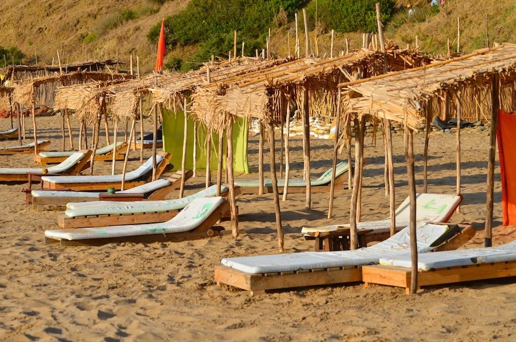 Tumbonas, Xiringo de Miguel. Playa Mugaits, Marruecos. Copyright Hernando Reyes