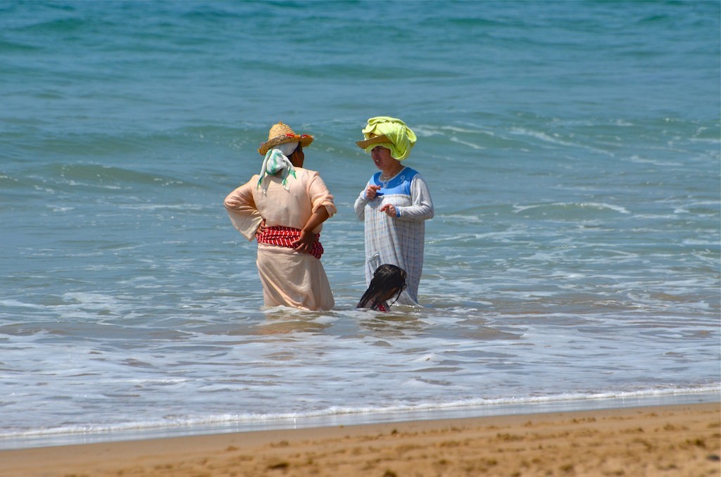 Baño de mujeres. Playa de Las Cuevas. Marruecos. Copyright Hernando Reyes