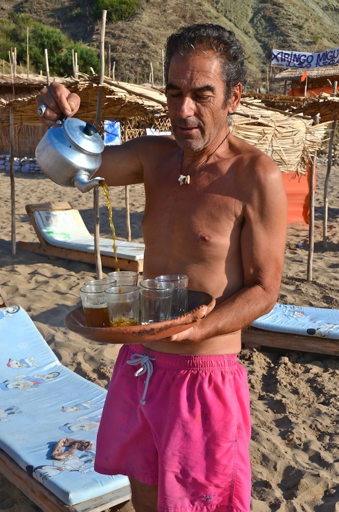 Miguel en su Xiringo de Playa Mugaits. Marruecos. Copyright Hernando Reyes