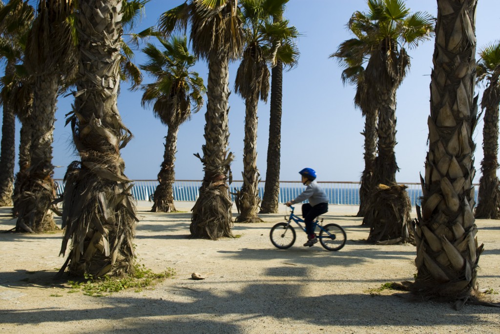 Niño en bicicleta por Barcelona. Foto cortesía de Jonathan Alonso