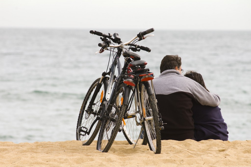 Pareja y bicicletas en la playa de Barcelona. Foto cortesía de Jonathan Alonso