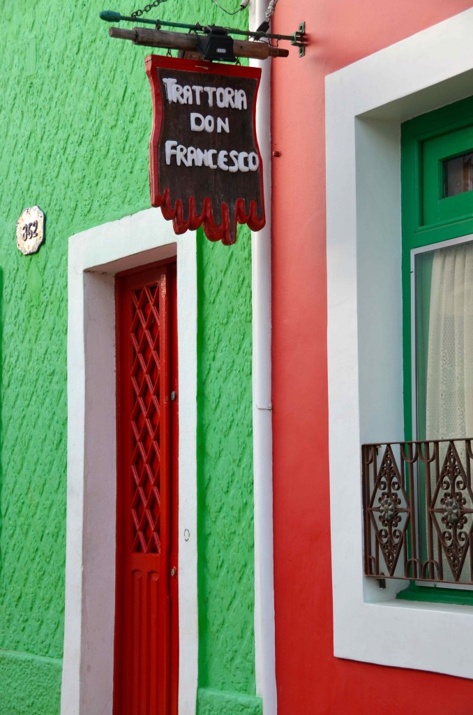 Colorida fachada de restaurante italiano en Olinda. Copyright Hernando Reyes