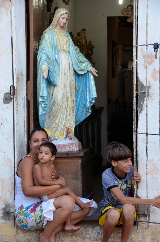 Olindenses en la puerta de una casa. Copyright Hernando Reyes