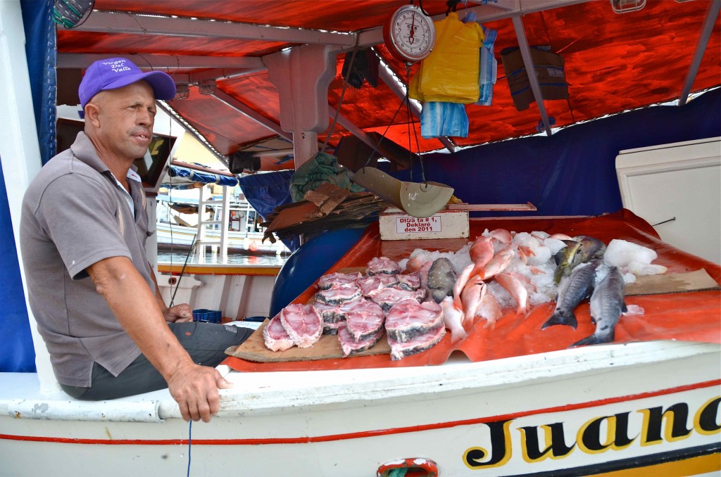 Pescador venezolano en el Floating Market de Willemstad, Curazao. Copyright Hernando Reyes