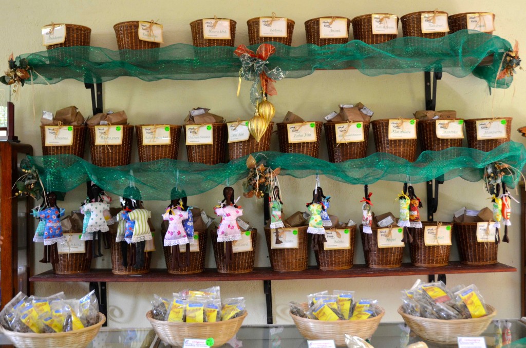 Infusiones y productos de la tienda de Dinah veeris. Curazao, Antillas Holandesas. Copyright Hernando Reyes