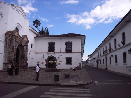 Calle del centro histórico de Popayán, Colombia.