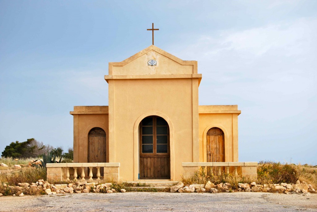 Iglesia rural en una carretera rural durante una clase de fotografía con Duncan Zammit. Copyright Hernando Reyes