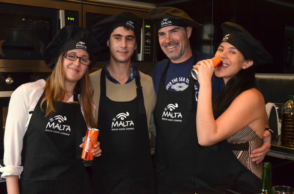 Equipo vencedor del concurso de gastronomía maltesa. De izquierda a derecha: Susana de Revista Hola, Grupo Excelencias, Diego, de Viajando con Diego y Helen López de Círculos de fuego. Copyright Hernando Reyes