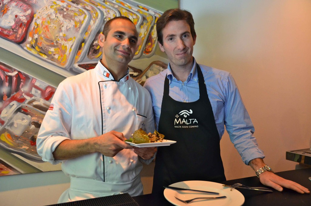 El chef maltés Mark Delia y el director de Turismo de Malta para italia, Francia y España, Simon Kamsky con el plato ganador del grupo de Malta. Copyright Hernando Reyes