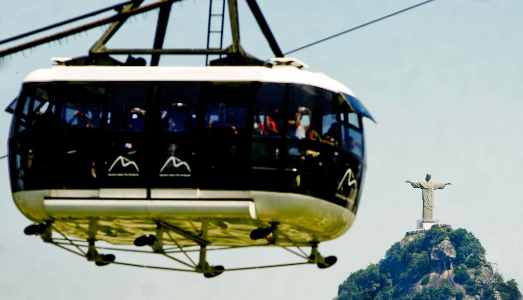 Telesférico al pao de Azucar con el Corcovado de fondo. Foto cedida a ALTUM por Riotur / Pedro Kirilos