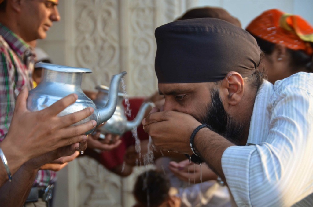 Templo de Gurudwara Bangla Sahib. Donantes de agua. Delhi, India. Copyright Hernando Reyes