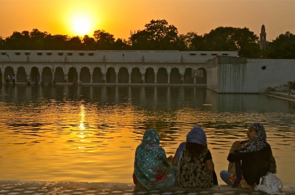 Atardecer en el templo Gurudwara Bangla Sahib. Delhi, India. Copyright Hernando Reyes.