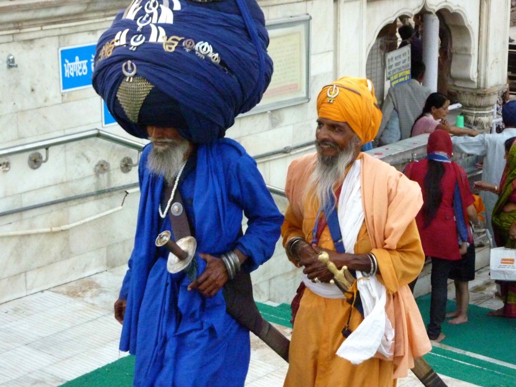 Dos hombres sikhs con increibles turbantes en el templo de Gurudwara Bangla Sahib. Delhi, India. Foto cedida a ALTUM por Natalia Huidobro. Derechos reservados.