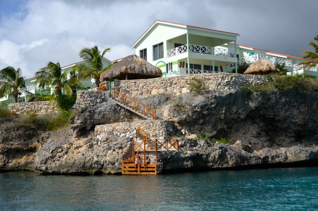 Casa en la costa de Curaçao. Copyright Hernando Reyes