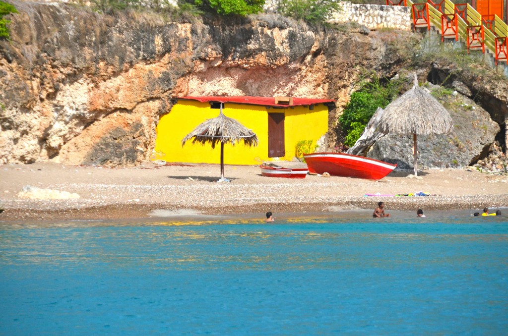 Panorámica de una cala en el norte de Santa Cruz Beach, Curaçao. Copyright Hernando Reyes