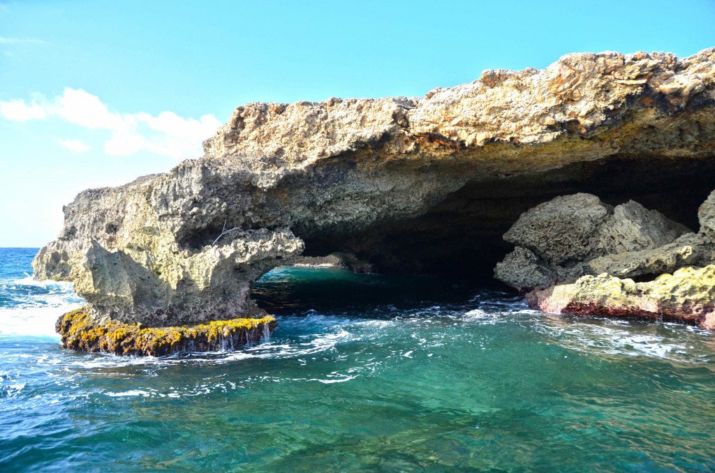 Norte de la isla. Natural Bridge. Copyright Hernando Reyes