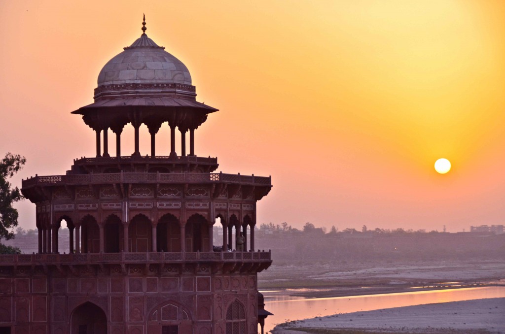 Parte de atrás del Taj mahal sobre el río Yamuna. Agra, India. Copyright Hernando Reyes