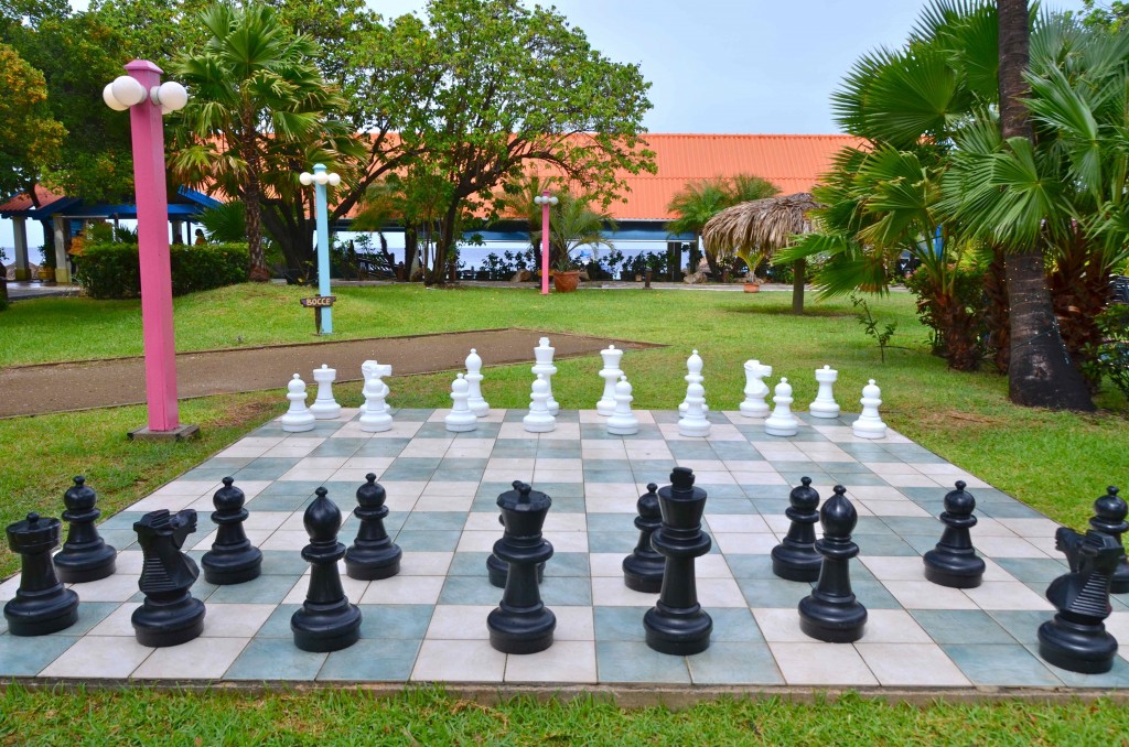 Típico juego holandés de ajedrez al aire libre. Bonaire, Antillas Holandesas. Copyright Hernando Reyes