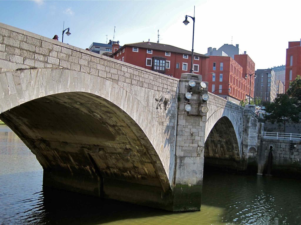 Ayuntamiento desde el Puente de San Antón. Bilbao. Copyright Araceli Viquiera