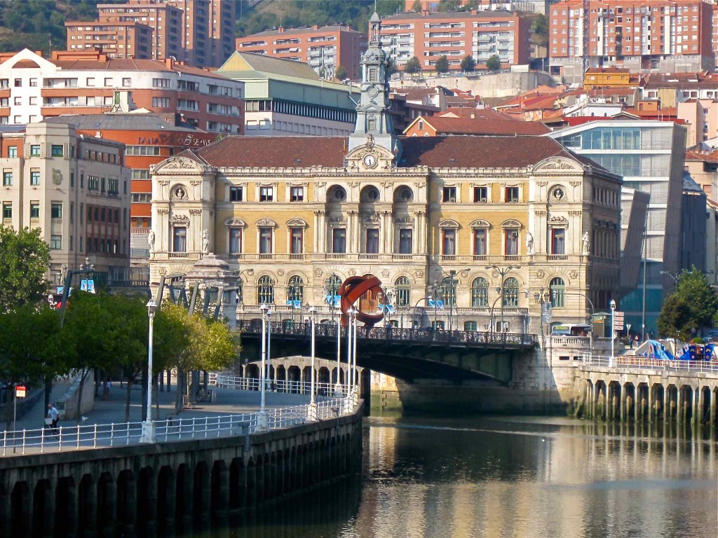 Ayuntamiento desde el Puente del Arenal. Bilbao. Copyright Araceli Viquiera